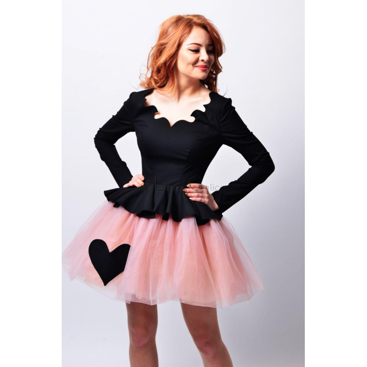 Fitted bodice of the Pita 2 dress with a scalloped neckline and black peplum