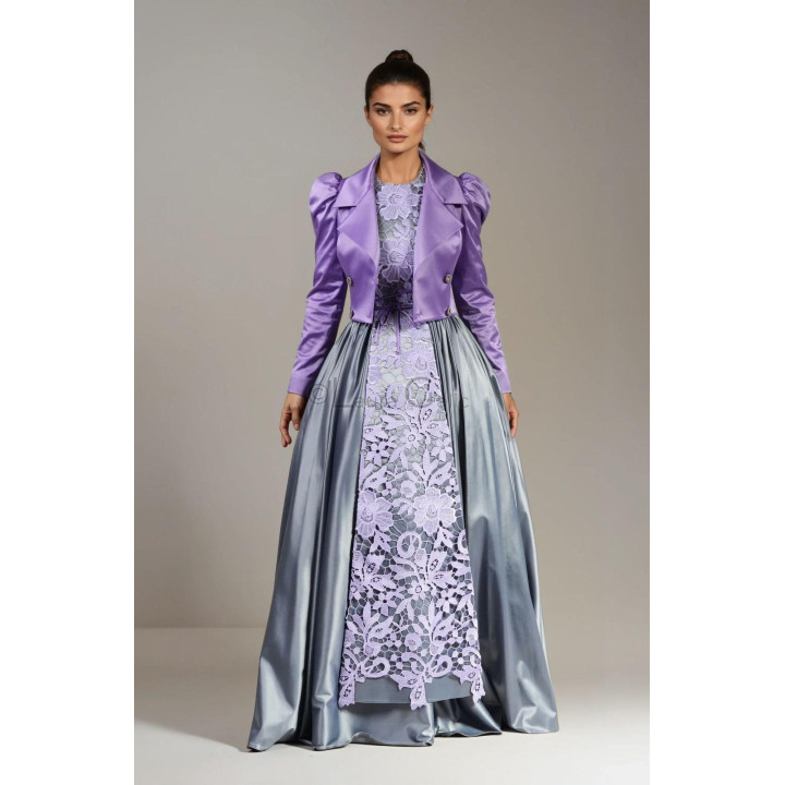 Sacou Suzana cu rever amplu și nasturi decorativi, purtat cu catrința detașabilă din dantelă