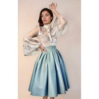 Cămașa Domenica 2 din organza brodată, cu guler cu volan și mâneci ample, purtată cu o fustă bleu de styling