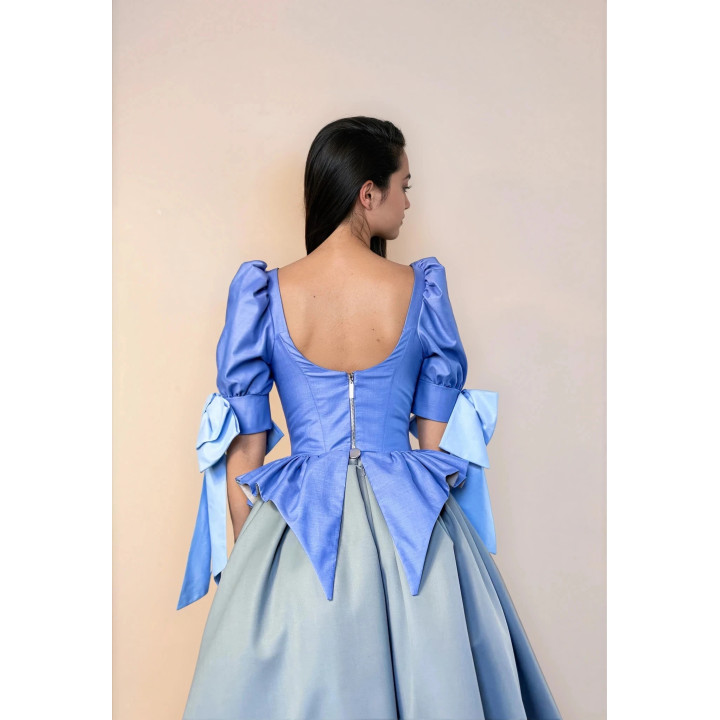 Spatele cămășii Mălina 2 cu fermoar și peplum plisat
