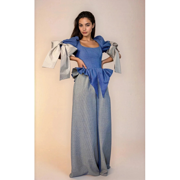 Cămașa Mălina 2 cu mâneci bufante și peplum, purtată peste pantaloni