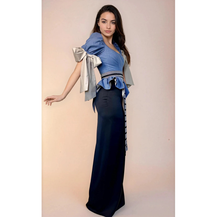 Compleu damă Mălina 2 din profil, cu peplum plisat, fundă amplă la mânecă și fustă lungă