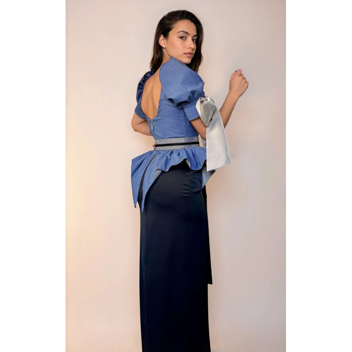 Compleu Mălina 2 din spate, cu cămașă decupată și fermoar, peplum și fustă dreaptă