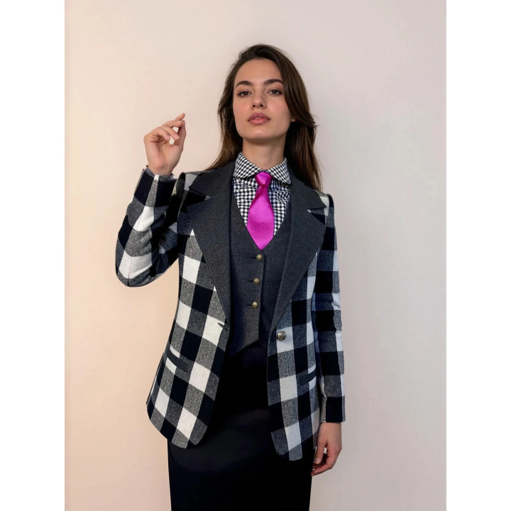 Costumul Ramona 5 piese cu sacou în carouri, vestă gri, cămașă cu carouri mici și cravată
