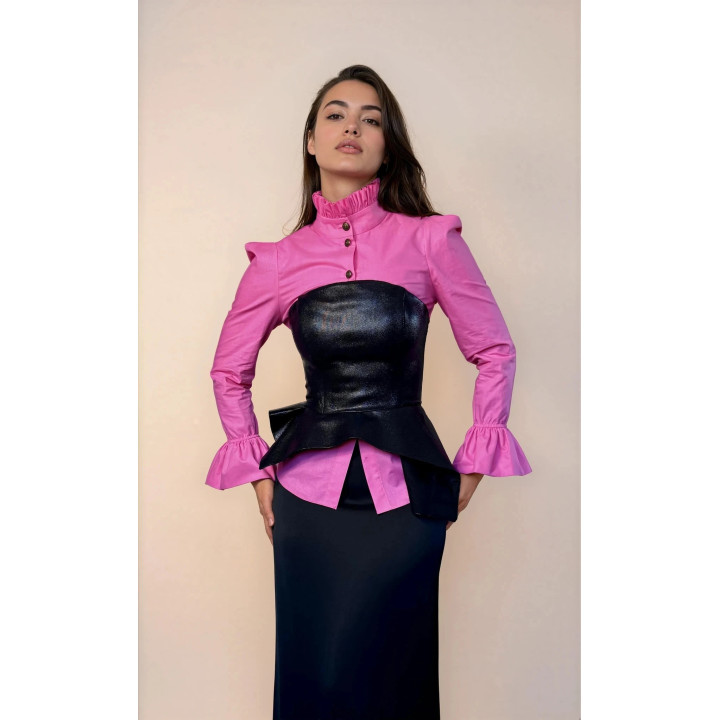 Corsetul negru Verity cu peplum asimetric, purtat peste o bluză roz pentru styling