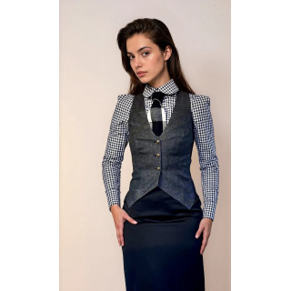Close-up of the Maria 2 shirt’s pointed collar and gingham pattern