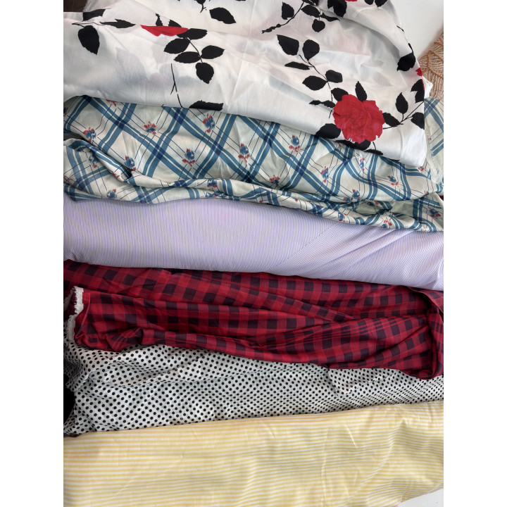 Materiale textile cu imprimeuri florale, în carouri, cu dungi și buline, așezate împreună