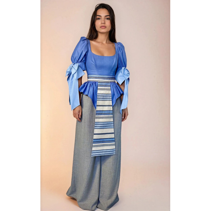 Bluză Mălina 2 cu peplum și catrință cu model în dungi, purtată cu pantaloni