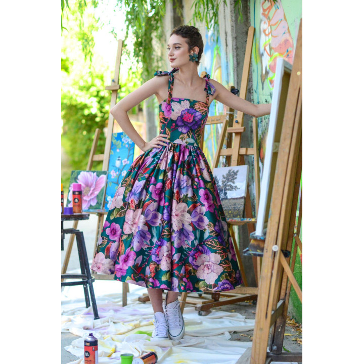 Loredana 4 dress with a square neckline and purple, pink and white floral print