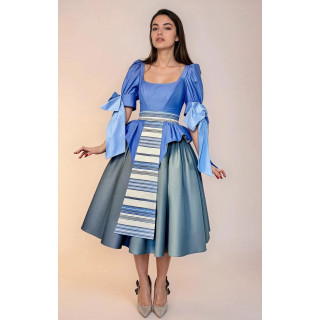 Cămașa Mălina 2 cu peplum plisat și catrință detașabilă, purtată cu fustă amplă