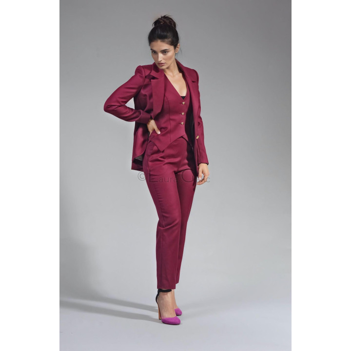 Pantaloni creion burgundy în ținută cu sacou descheiat