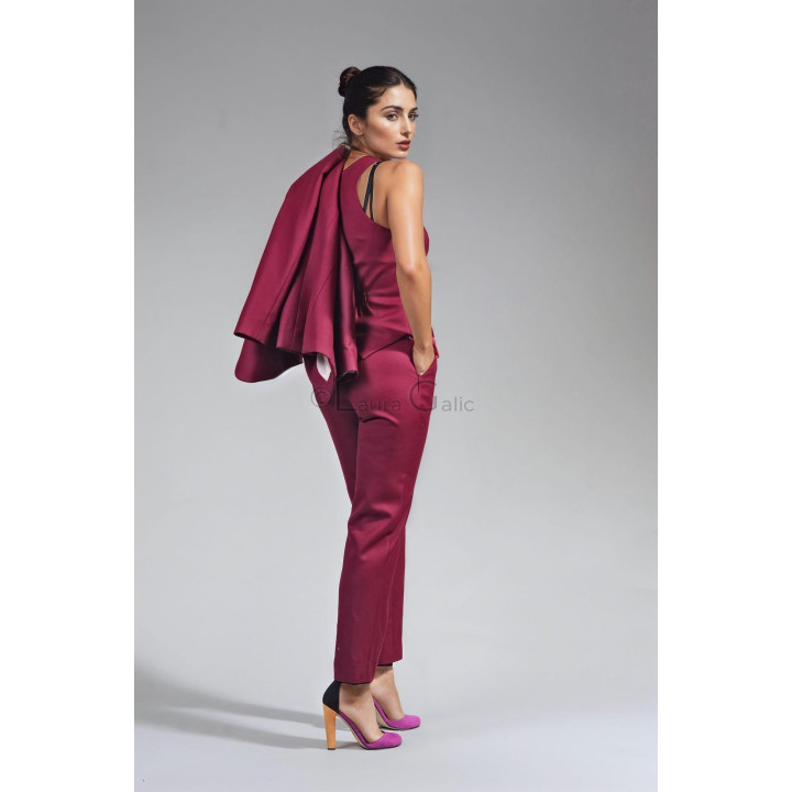 Vedere din spate a pantalonilor creion burgundy, purtați cu o vestă asortată