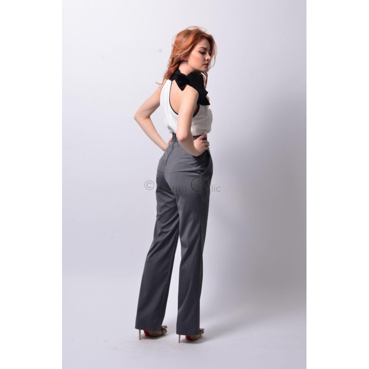 Pantalonii John din stofă de lână gri, surprinși din spate și lateral