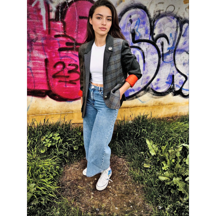 Sacou Ramona din lână în carouri și nuanțe de gri, purtat cu manșetele întoarse