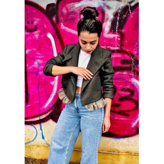 Sacou Torry oversized din lână, cu rever amplu și volan bej la tiv, purtat cu jeans